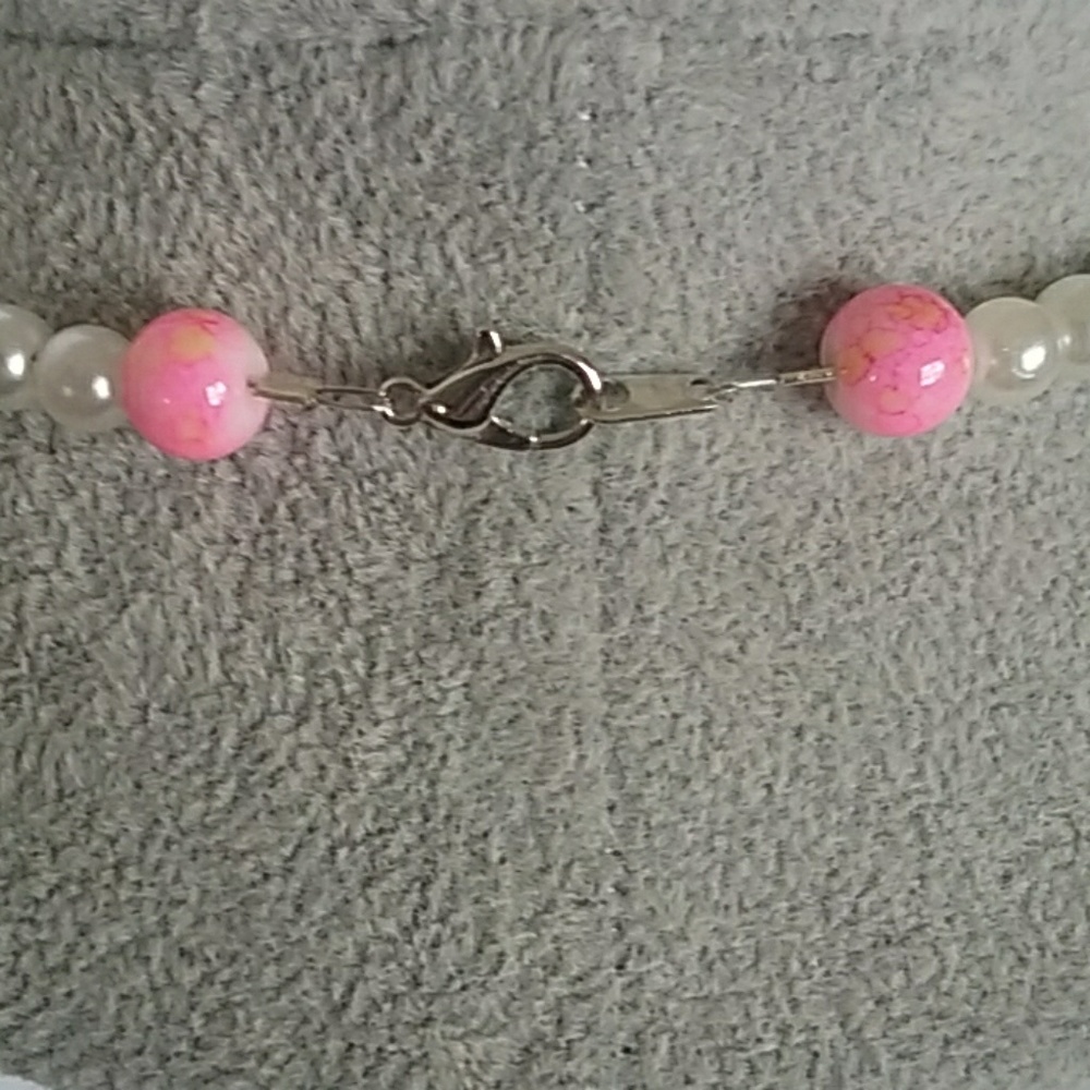 Breast cancer awareness beaded necklace - Picture 4 of 4